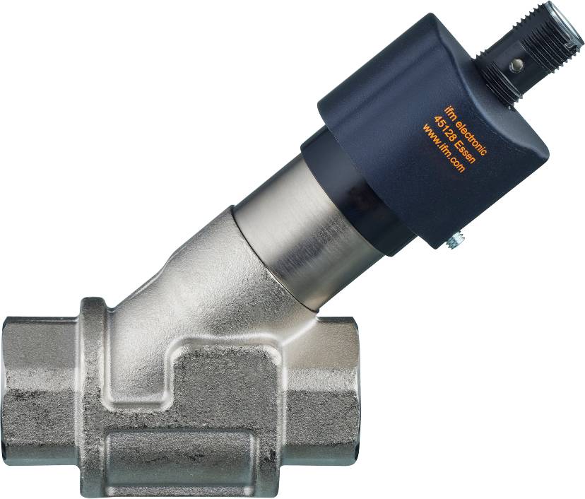 Ein Rohrsensor mit Beschriftung 'ifm electronic, 45128 Essen' sichtbar. Der Sensor ist aus Metall und hat einen schwarzen Aufsatz.