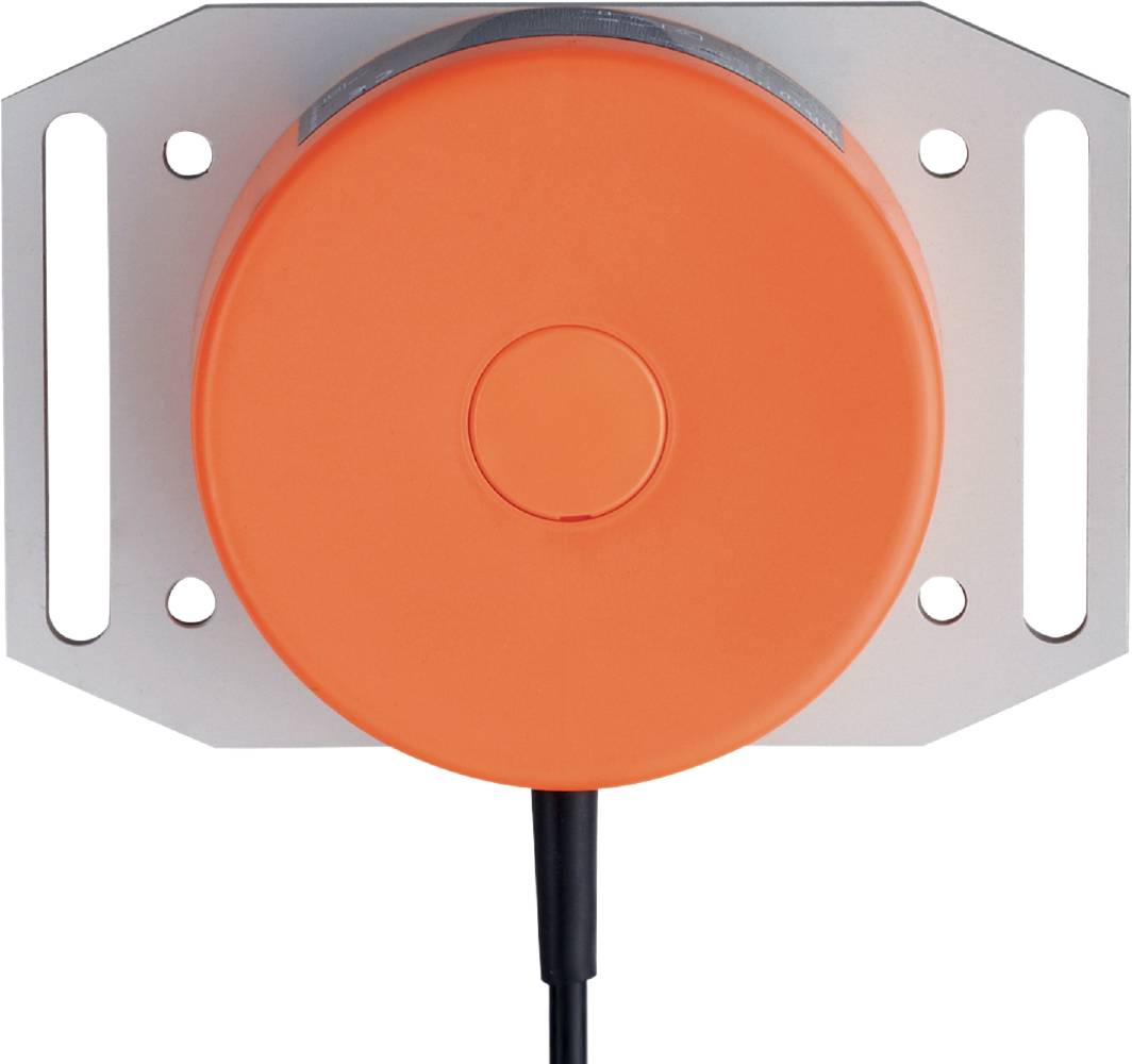 Ein orangefarbener, runder Sensor ist an einer rechteckigen Metallhalterung mit zwei Befestigungslöchern befestigt. Ein Kabel führt nach unten.