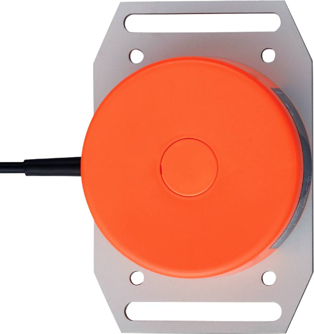 Ein orangefarbener, runder Sensor auf einer rechteckigen Metallplatte mit vier Befestigungslöchern, verbunden mit einem schwarzen Kabel.