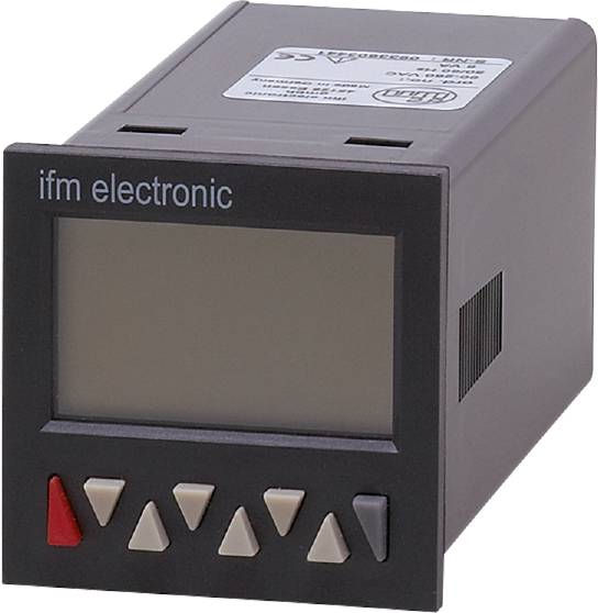 Ein digitaler Anzeigemonitor von 'ifm electronic' mit fünf Tasten unter dem Display, ausgelegt für industrielle Anwendungen.