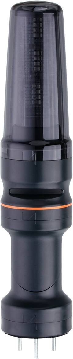 Eine schwarze Kaffeetasse mit orangenen Streifen auf einem weißen Hintergrund.