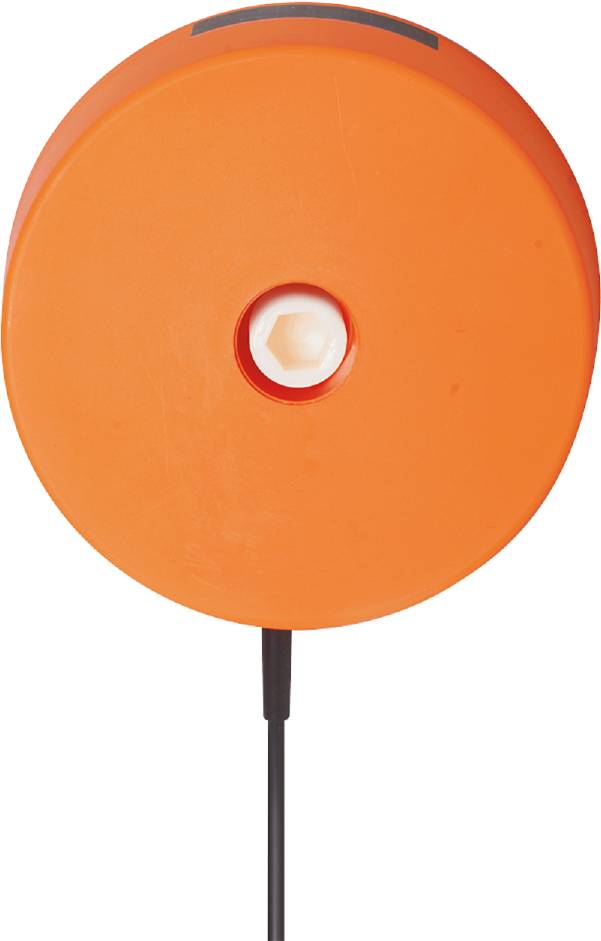 Ein orangefarbener runder Gegenstand mit einer kleinen weißen, sechseckigen Vertiefung in der Mitte, an der ein schwarzes Kabel hängt.