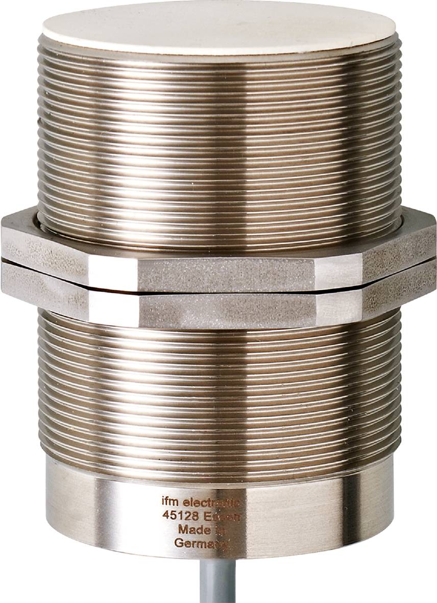 Metallsensorzylinder mit Gewinde und Sechskantmutter. Unterer Bereich zeigt Logo und Produktnummer von 'ifm electronic'.