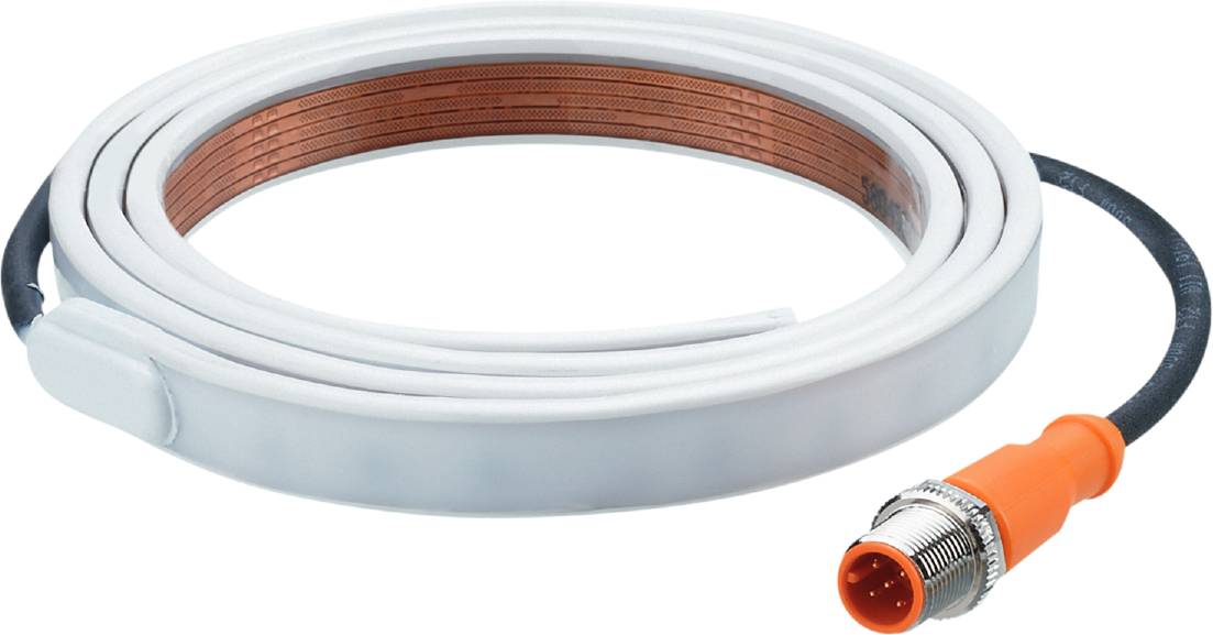 Ein flacher, weiß ummantelter Koaxialkabelring mit sichtbarem Kupferkern und einem Metallstecker am rechten Bildrand.