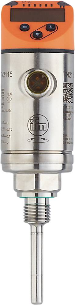 Ein verchromtes, zylindrisches Sensorgehäuse mit ifm-Logo und Pfeilsymbol, das auf einem Anschlussstück montiert ist.