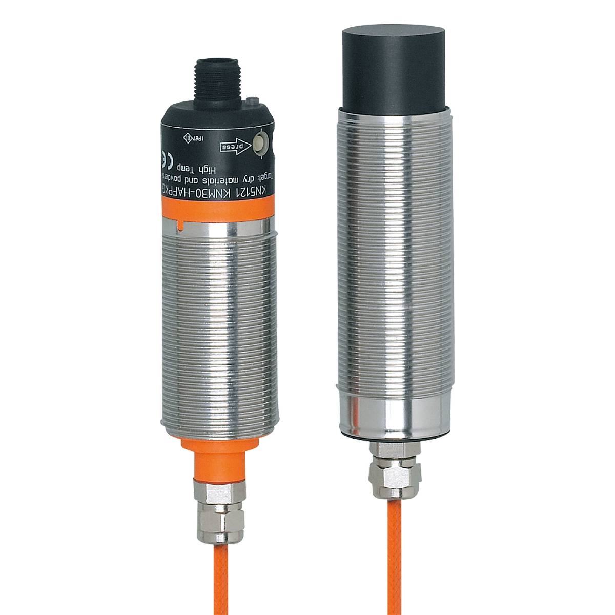 Zwei zylindrische Industriensensoren mit Metallgehäusen und Beschriftungen, verbunden mit orangefarbenen Kabeln, auf schwarzem Hintergrund.