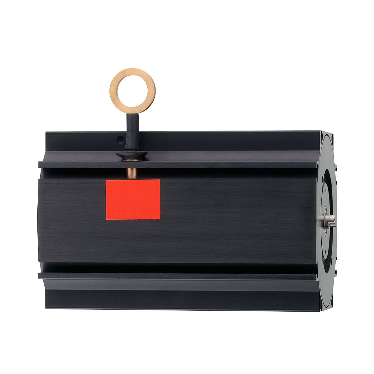 Schwarzer Zylinder mit rotem Quadrat und goldenem Ring oben, auf schwarzem Hintergrund.
