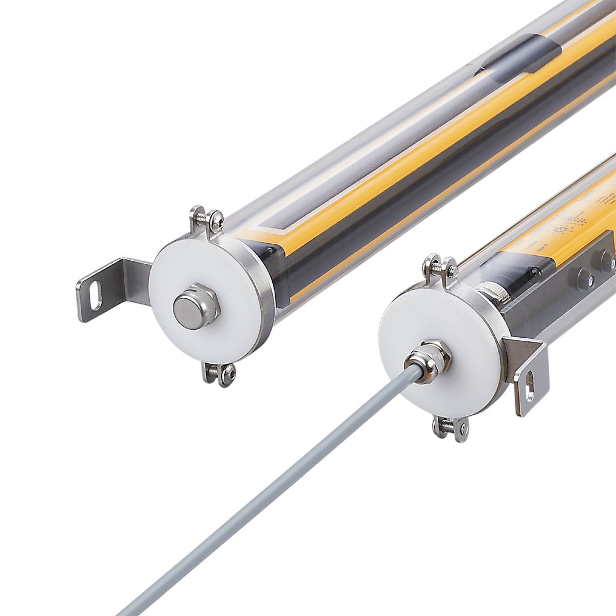 Zwei lange, zylindrische, transparente Geräte mit Metallenden und gelbem innerem Element vor schwarzem Hintergrund. Einsatz in Elektronik.