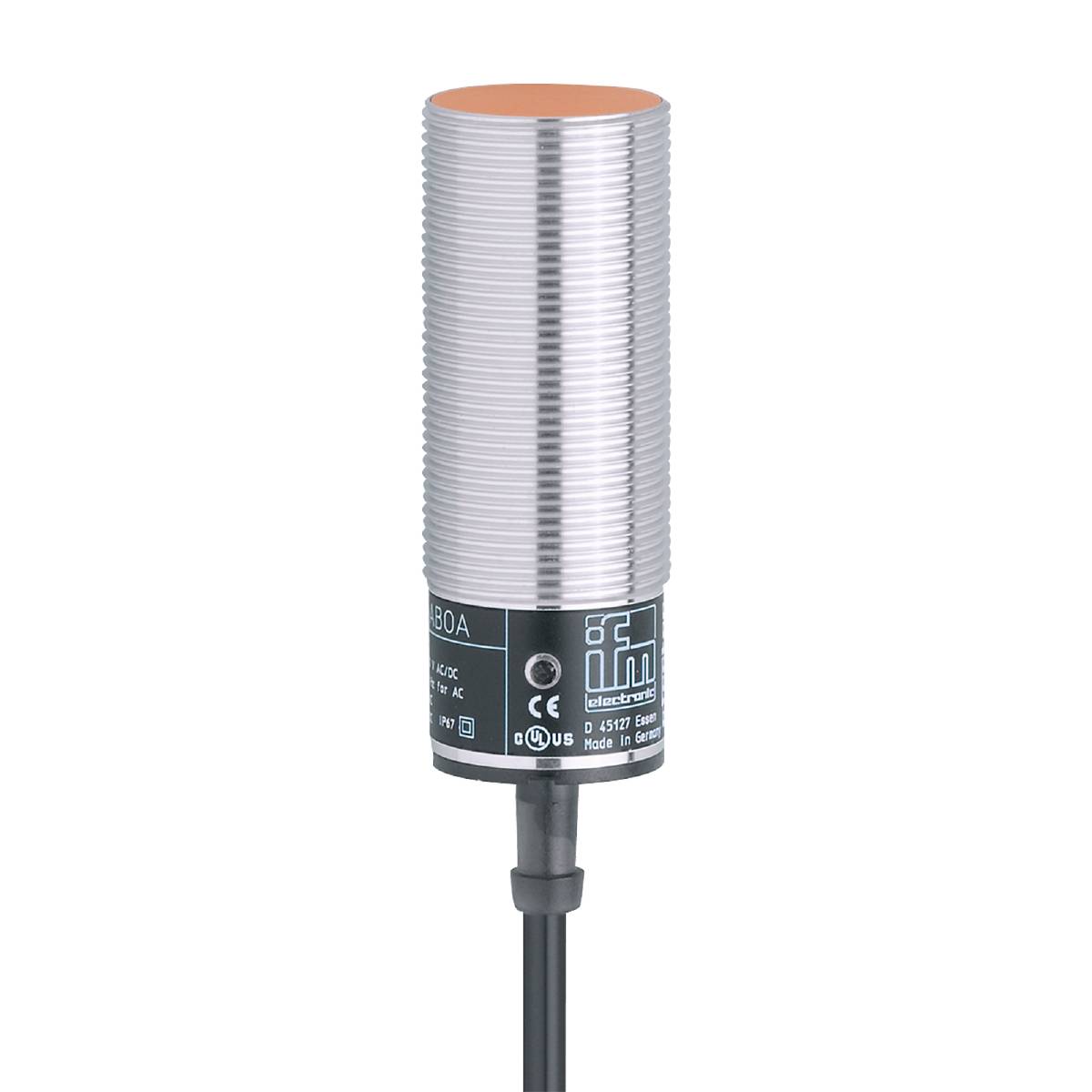 Ein zylindrischer, metallener Sensor mit einem gerippten Gehäuse (Induktionssensor) auf schwarzem Hintergrund.