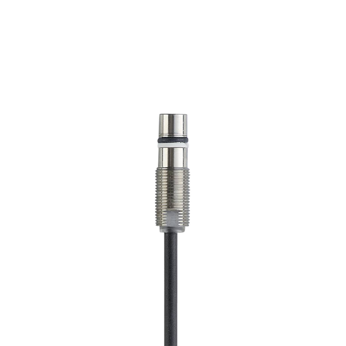 Ein zylindrischer Metallstecker mit schwarzem Kabel auf schwarzem Hintergrund. Der Stecker hat eine gerippte Oberfläche.