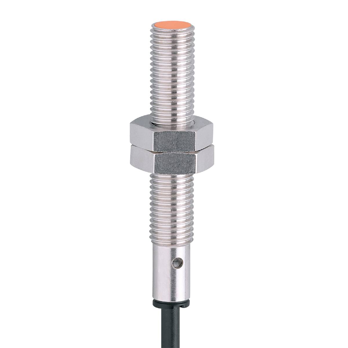 Ein zylindrischer metallenes Nähe-Sensor mit einem Gewinde und einem Kabel an der Unterseite, vor schwarzem Hintergrund.