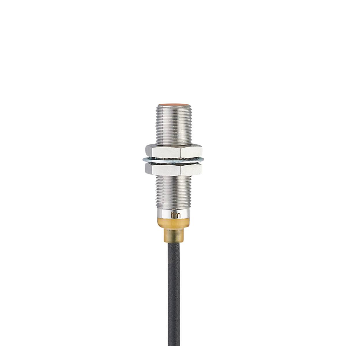 Ein zylindrischer Sensor mit Gewinde, auf schwarzem Hintergrund abgebildet. An der Unterseite ist ein Kabel zur Verbindung angebracht.