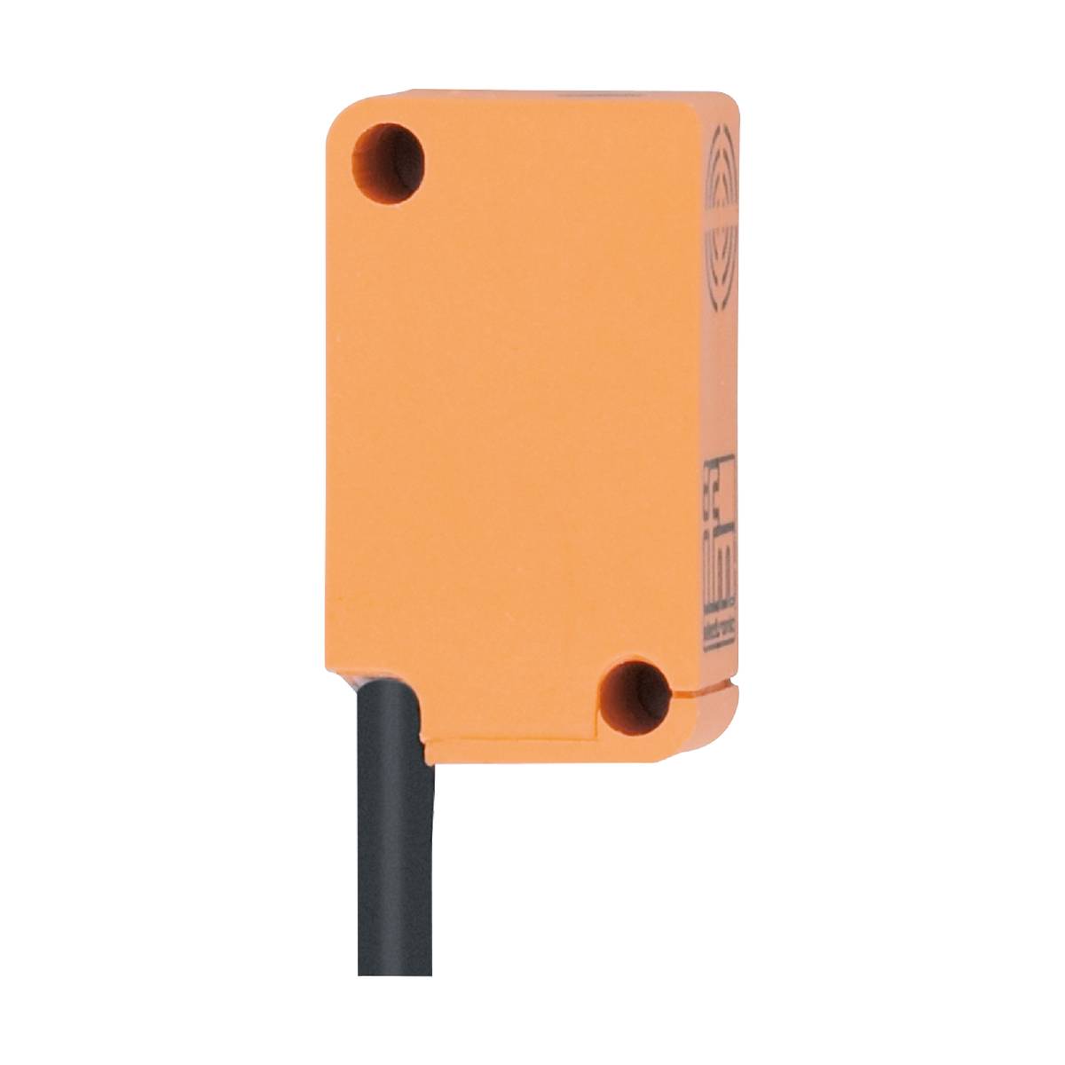 Ein rechteckiger, orangefarbener Sensor mit Kabelanschluss, geeignet für industrielle Anwendungen zur Erkennung von Objekten.