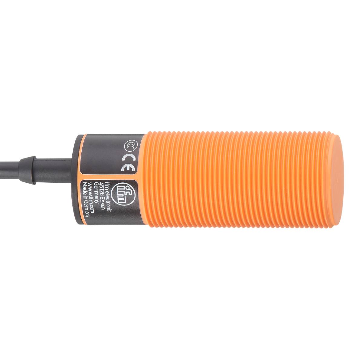 Ein zylindrischer, geriffelter Sensor mit orangefarbenem Gehäuse und schwarzem Kabel, gekennzeichnet mit CE-Zeichen und Herstellerdaten.