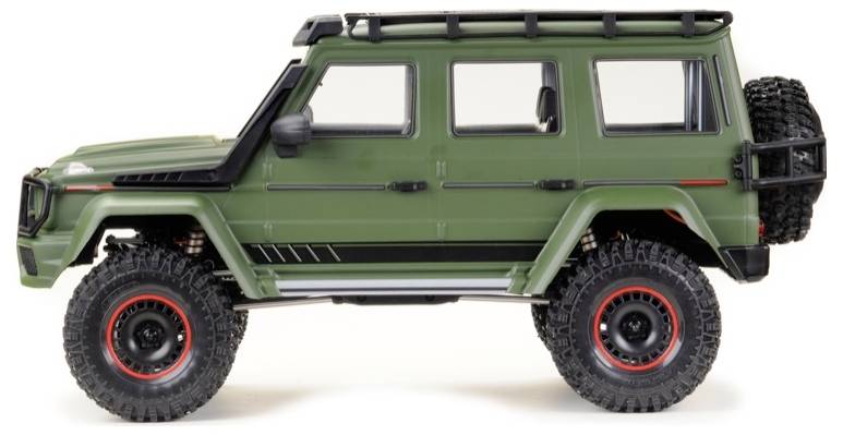 Ein grünes Modellauto mit Jeep-Design, hochgebockt, robuste Reifen, Reserverad hinten, rote Felgen. Seitenansicht.