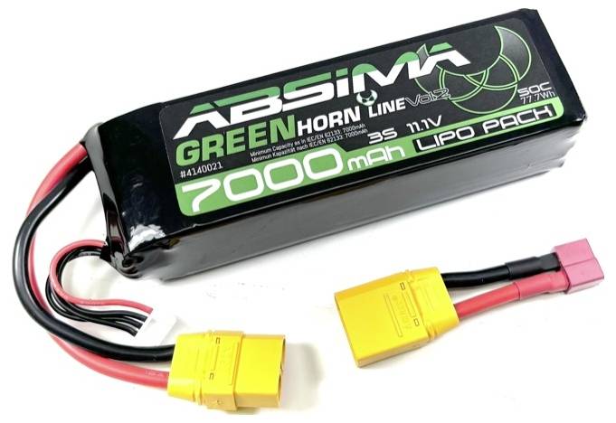 Schwarzer LiPo-Akku mit Aufschrift 'Absima Green Horn Line', 7000 mAh, 11,1V. Zwei gelbe Steckverbinder mit roten Kabeln.