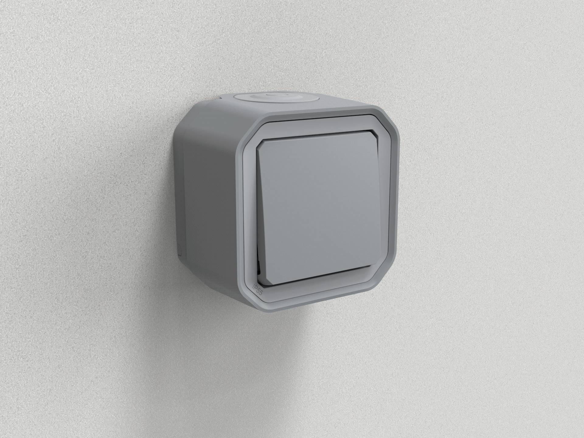 Eine graue, quadratische Steckdose mit Deckel an einer Wand, typisch für Außenbereiche.