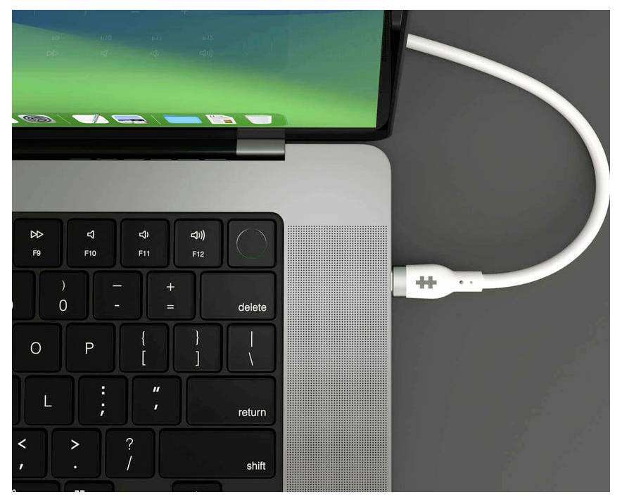 Ein Laptop zeigt einen angeschlossenen Netzstecker an der rechten Seite. Ein Bildschirm ist teilweise sichtbar.