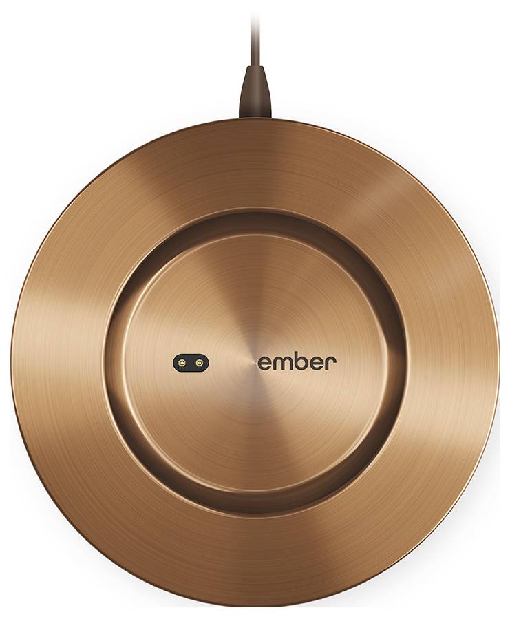 Ein kupferfarbener Ladeuntersetzer für den Ember-Becher, von oben gesehen, mit dem 'ember'-Logo und einem Anschluss für das Ladekabel.