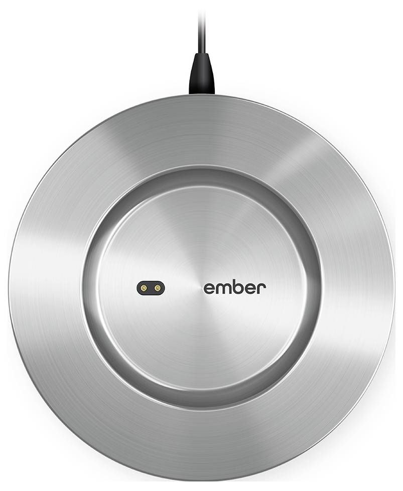 Ein silbernes, rundes Ladegerät mit dem Kabel an der Oberseite. In der Mitte ist das Logo 'ember' zu sehen.