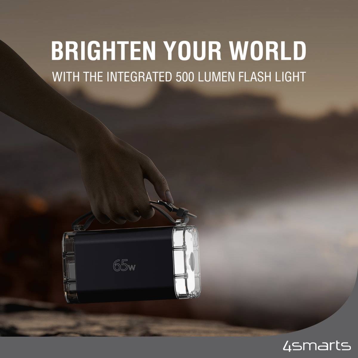 Hand hält eine Powerbank mit eingeschaltetem Blitzlicht. Text: 'Brighten Your World with the Integrated 500 Lumen Flash Light'.