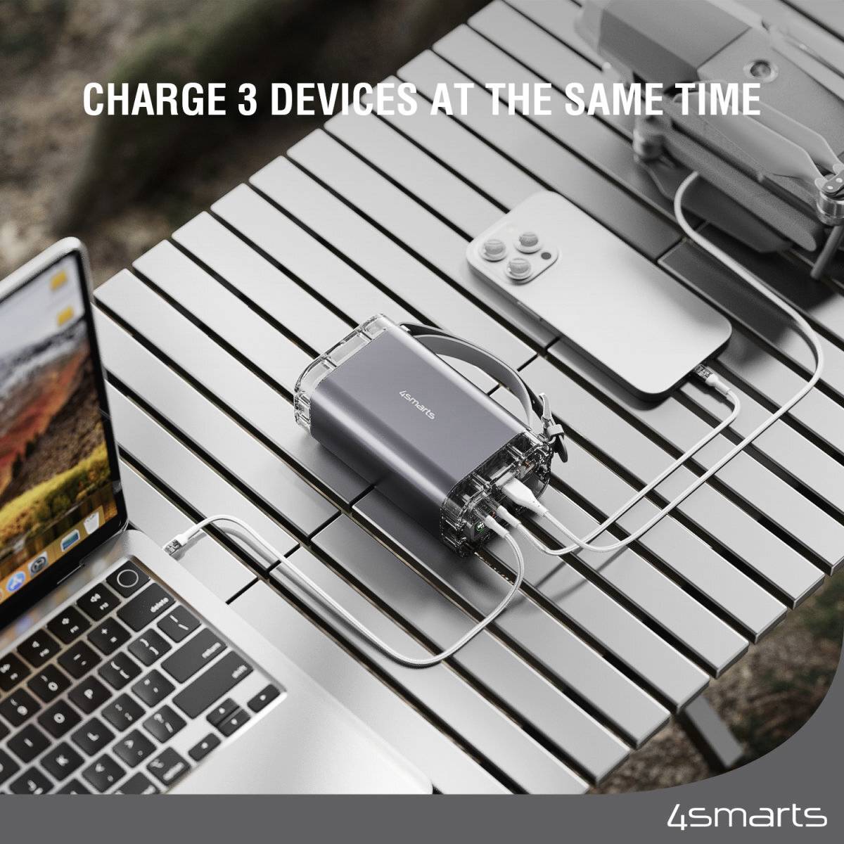 Powerbank lädt gleichzeitig drei Geräte: einen Laptop, ein Smartphone und Kopfhörer. Text 'CHARGE 3 DEVICES AT THE SAME TIME'.