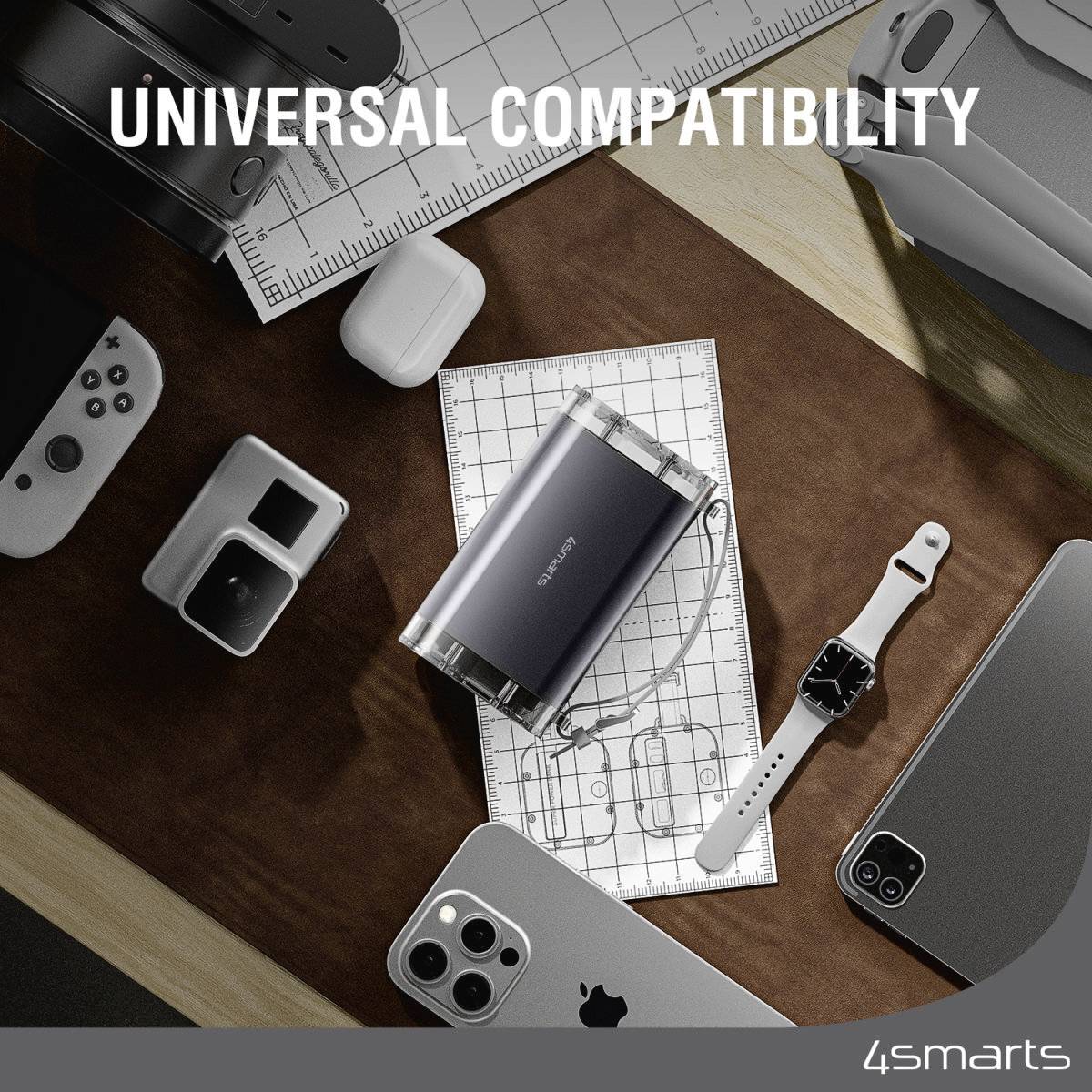 Mehrere elektronische Geräte umgeben ein Ladegerät auf einem Tisch. Text 'Universal Compatibility'; Markenname '4smarts'.