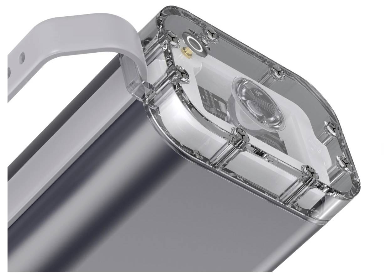 Ein nahe Ansicht eines robusten, transparenten Gehäuses, das Schaltkreise und eine Linse enthält, möglicherweise ein Teil eines technischen Geräts.