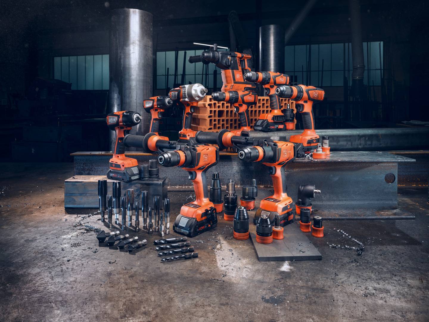 Ein 'Robot' aus orangefarbenen Bohrmaschinen und Werkzeugen steht in einer Werkstatt; symbolisiert Technik und Kreativität.