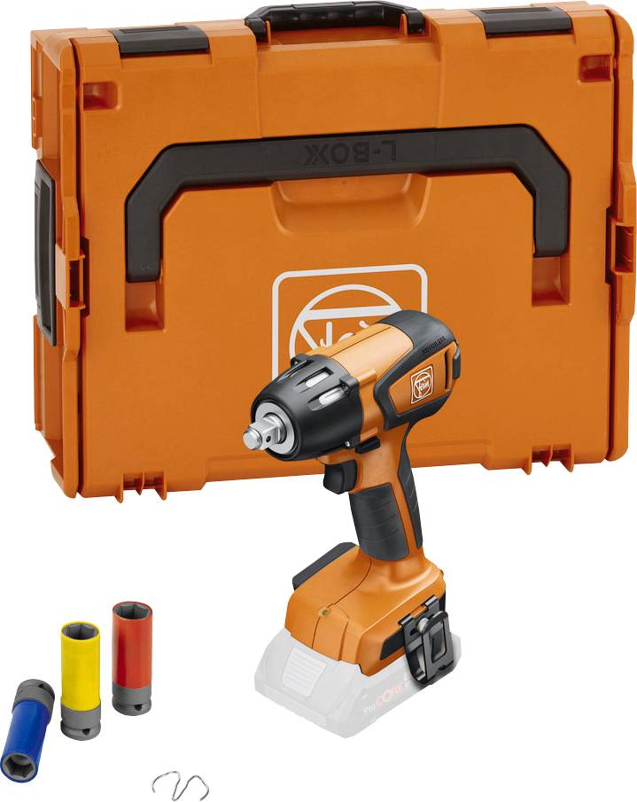 Akkuschrauber mit Ladegerät und drei farbigen Steckschlüsselaufsätzen vor orangefarbener Werkzeugkiste.