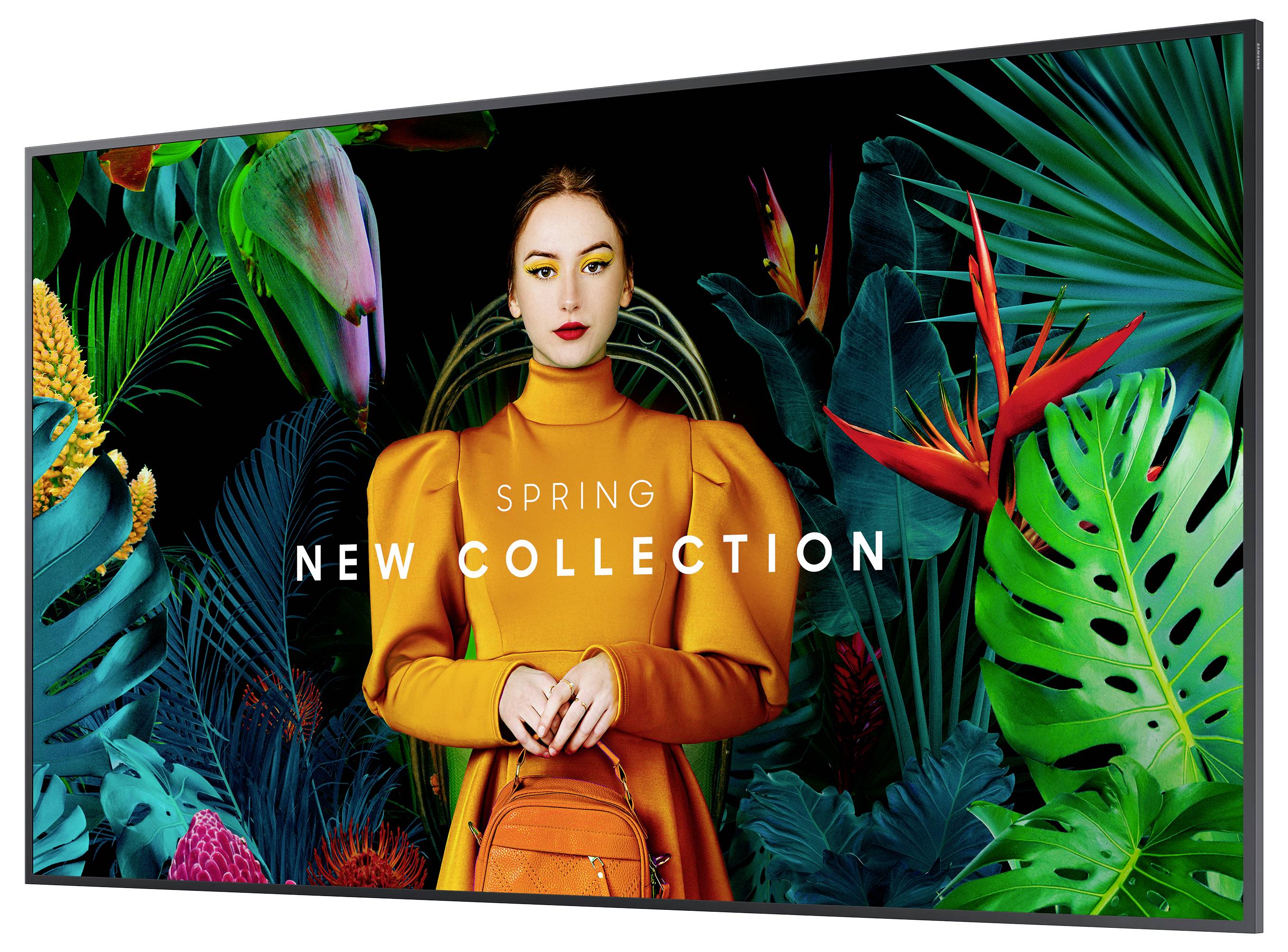 Eine Frau in orangem Kleid steht vor tropischem Hintergrund. Text: 'Spring New Collection'. Frühlingsmode-Werbung.