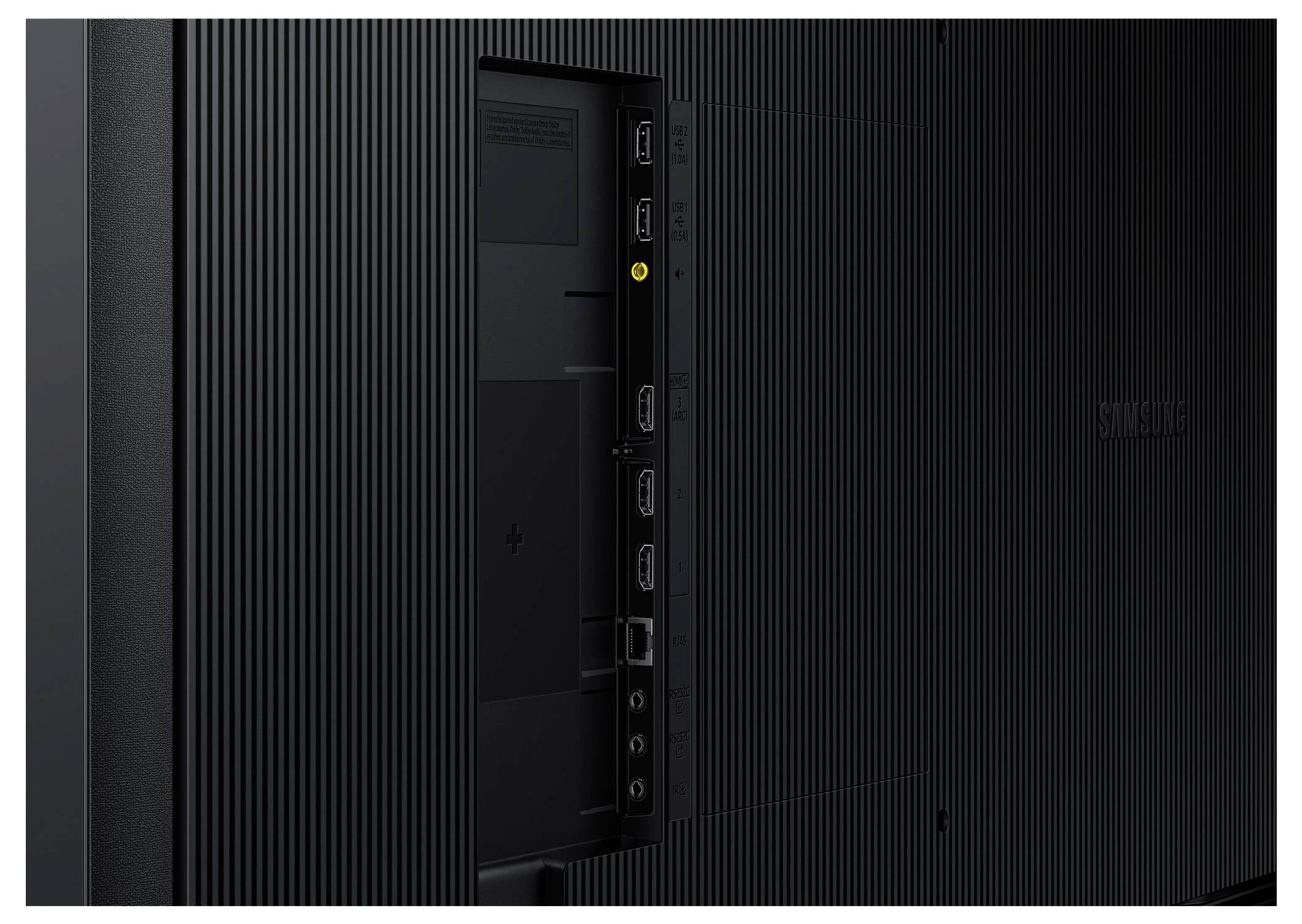 Rückseite eines Fernsehers mit mehreren HDMI- und USB-Anschlüssen links. Strukturiertes, schwarzes Gehäuse ist sichtbar.