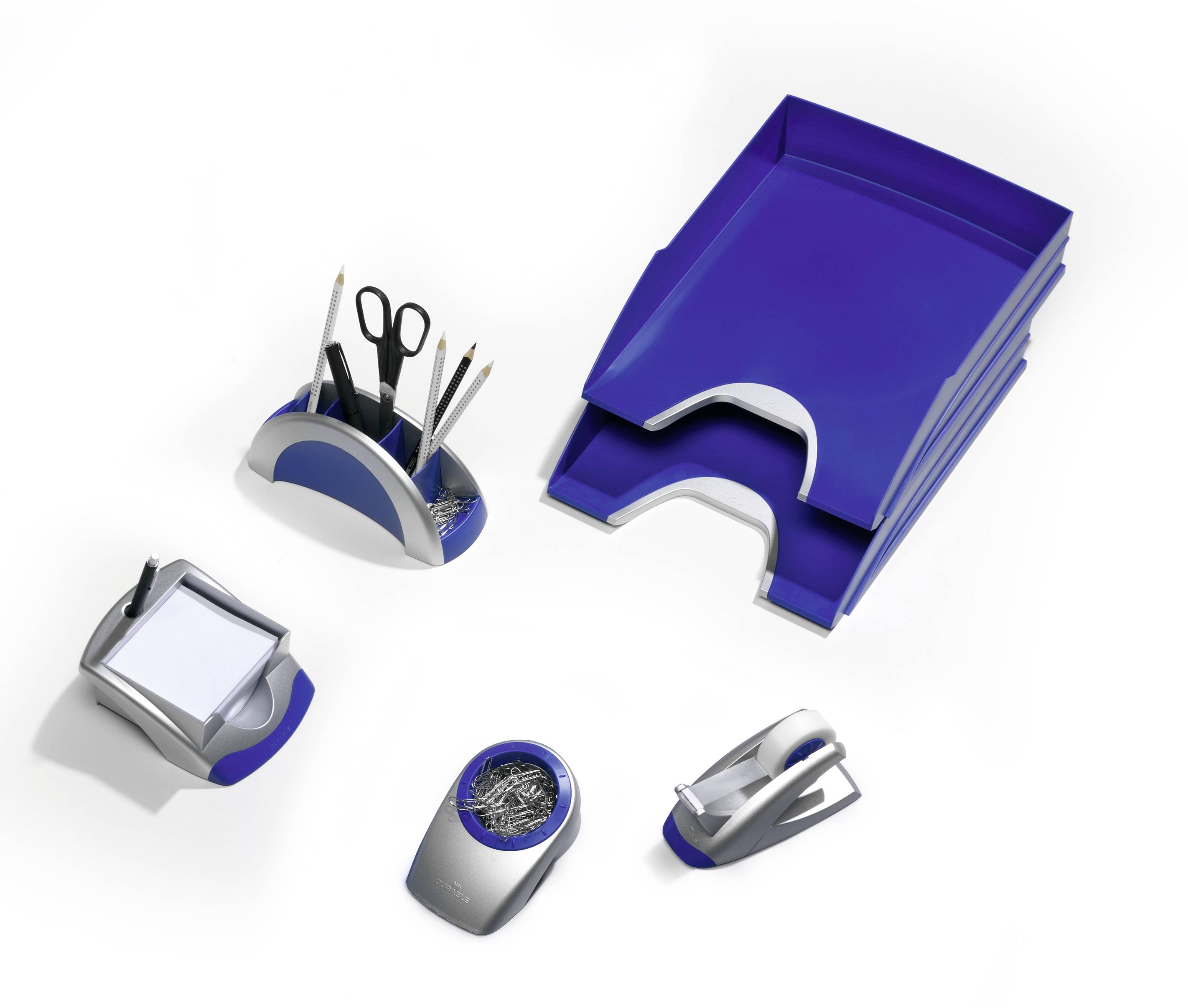 Büro-Set mit blauen und silbernen Schreibtischaccessoires: Stiftehalter mit Stiften und Schere, Zettelbox, Ablagefächer, Tacker, und Büroklammernhalter.