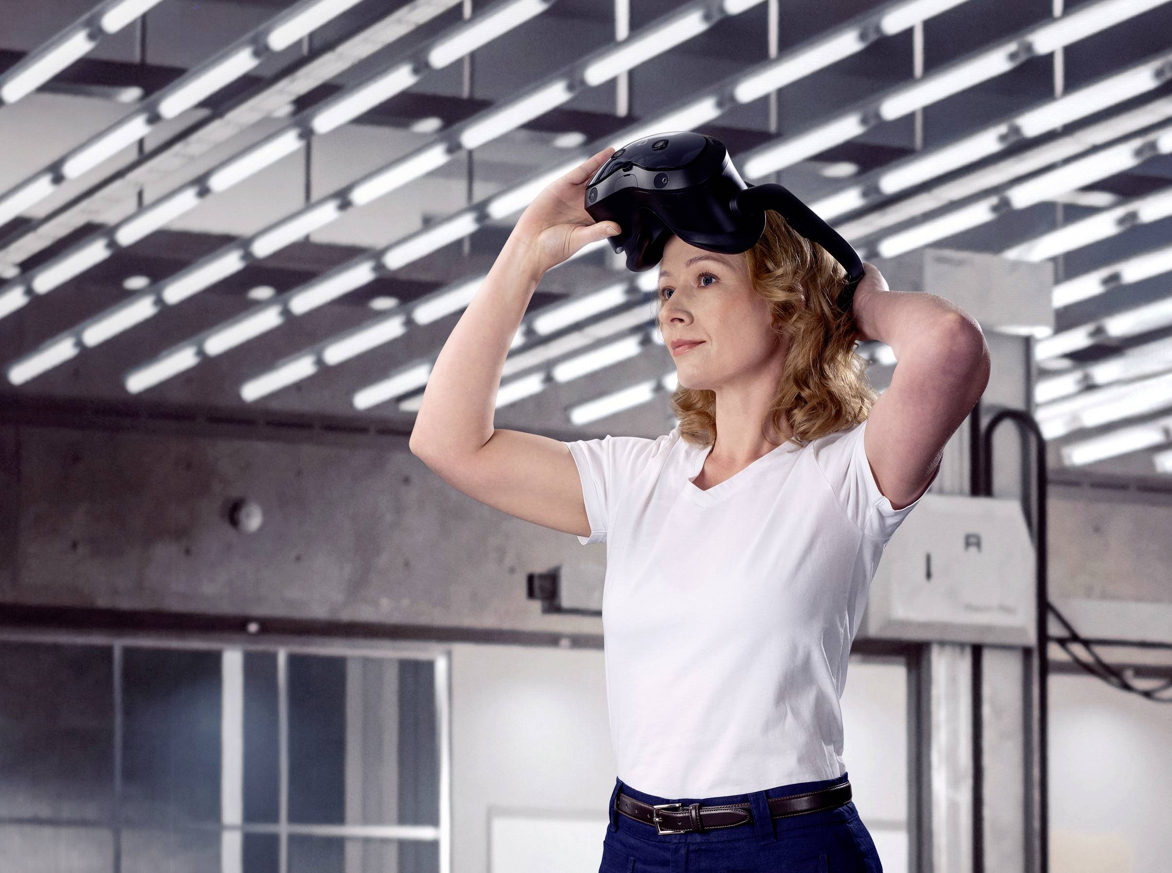 HTC Vive Focus Vision Business Edition Virtual Reality Brille Schwarz 128 GB inkl. Controller