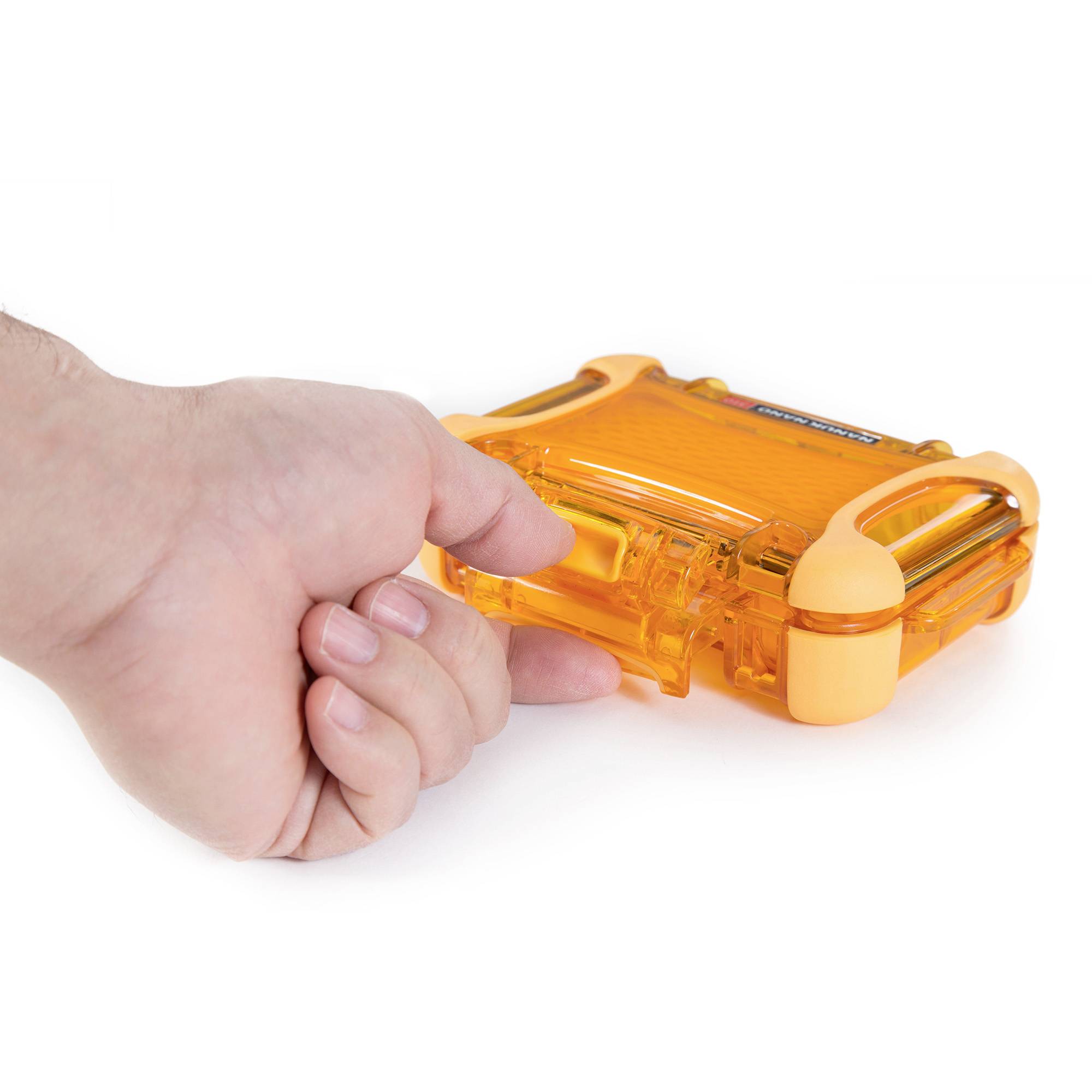 Eine Hand hält ein oranges, durchscheinendes Etui mit runder, klarer Verschlusskappe.