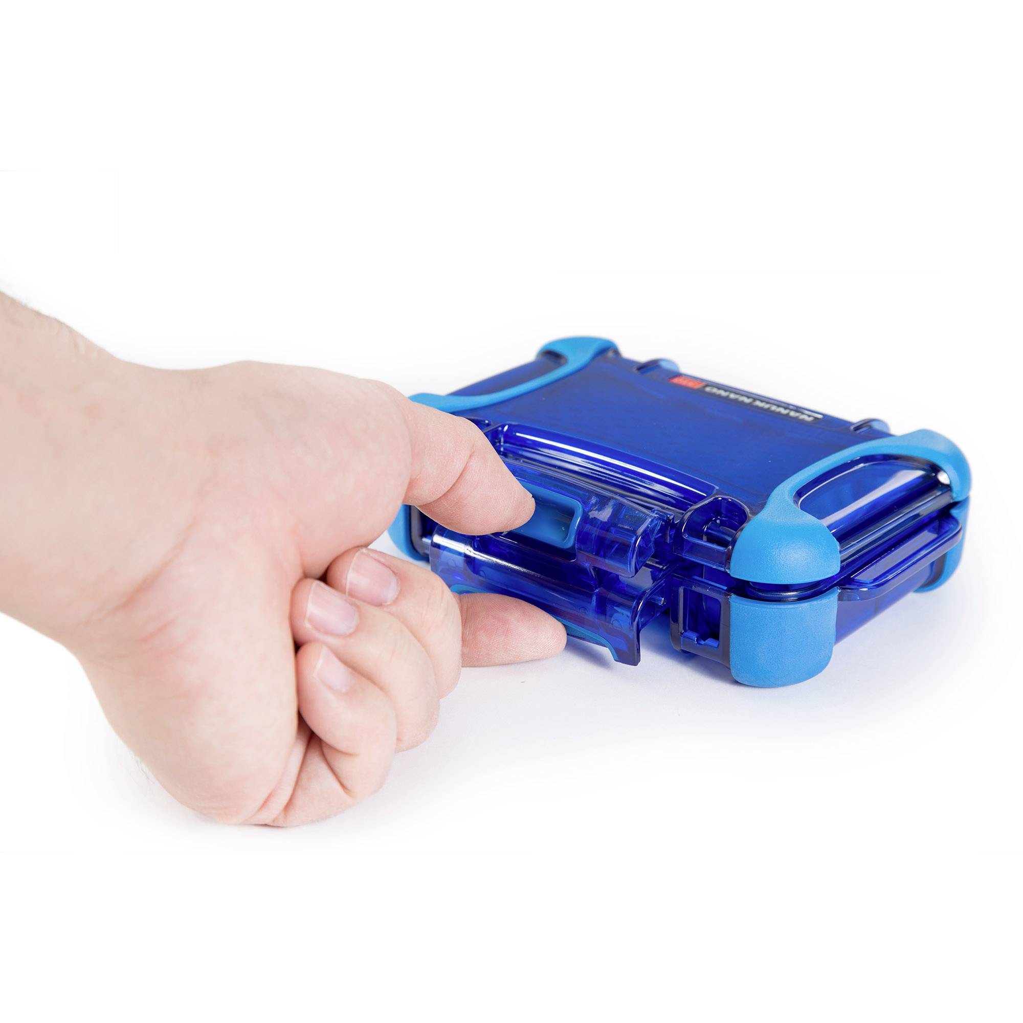 Eine Hand hält ein blaues, rechteckiges Plastikgerät mit Gummiecken. Das Bild veranschaulicht den sicheren Griff des Geräts.