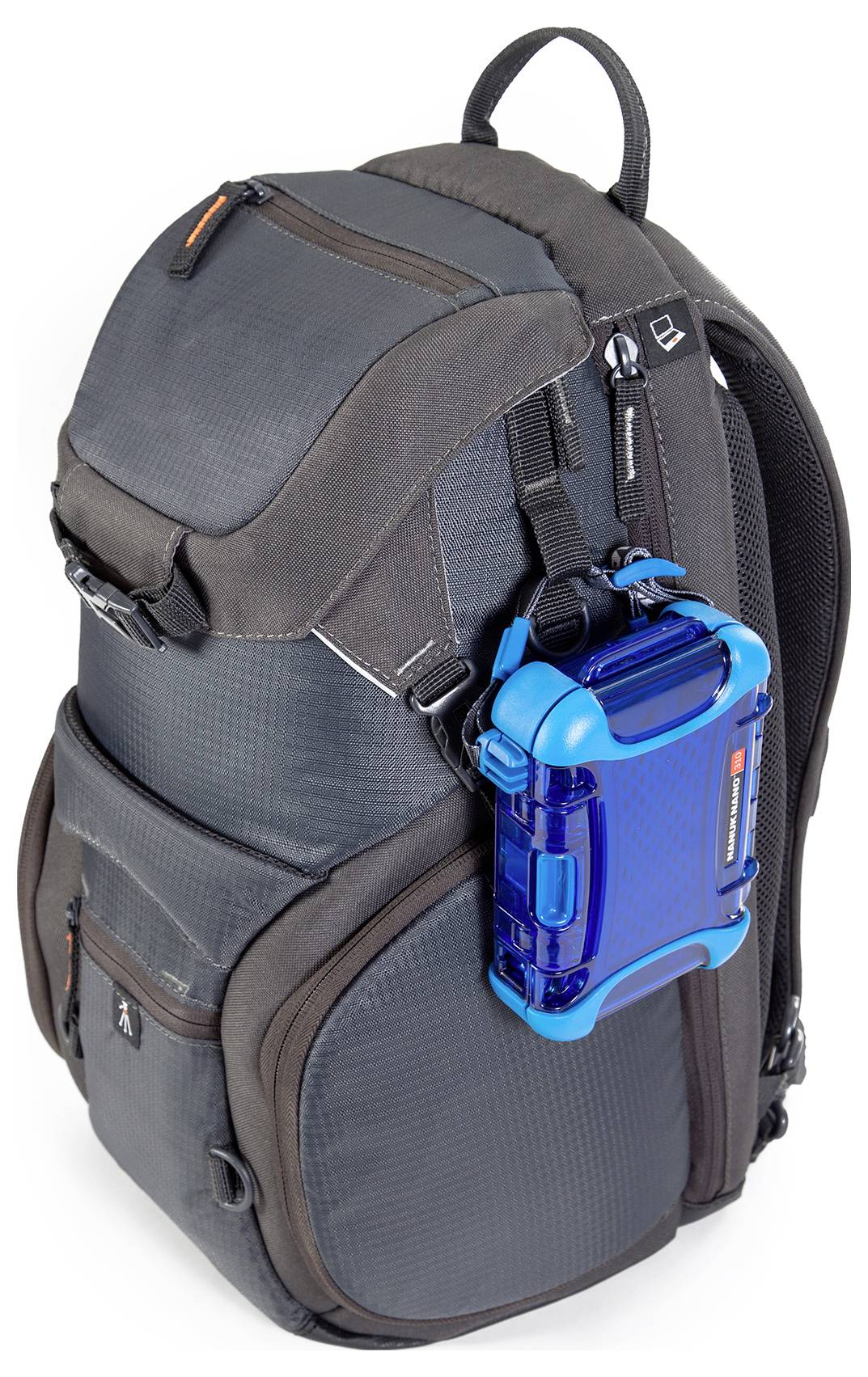 Ein grauer Rucksack mit mehreren Fächern, auf dem eine blaue, robuste Hülle befestigt ist. Geeignet für Outdoor-Aktivitäten.