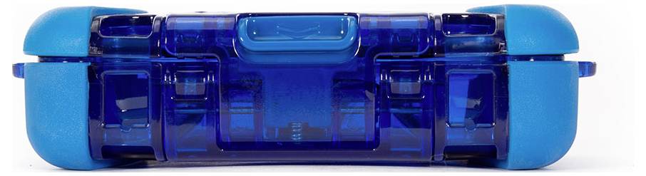 Blauer, transparenter Behälter, rechteckig, mit geriffelten, hellblauen Enden. Klarer Kunststoffdeckel mit Scharnieren und Verschluss in der Mitte.