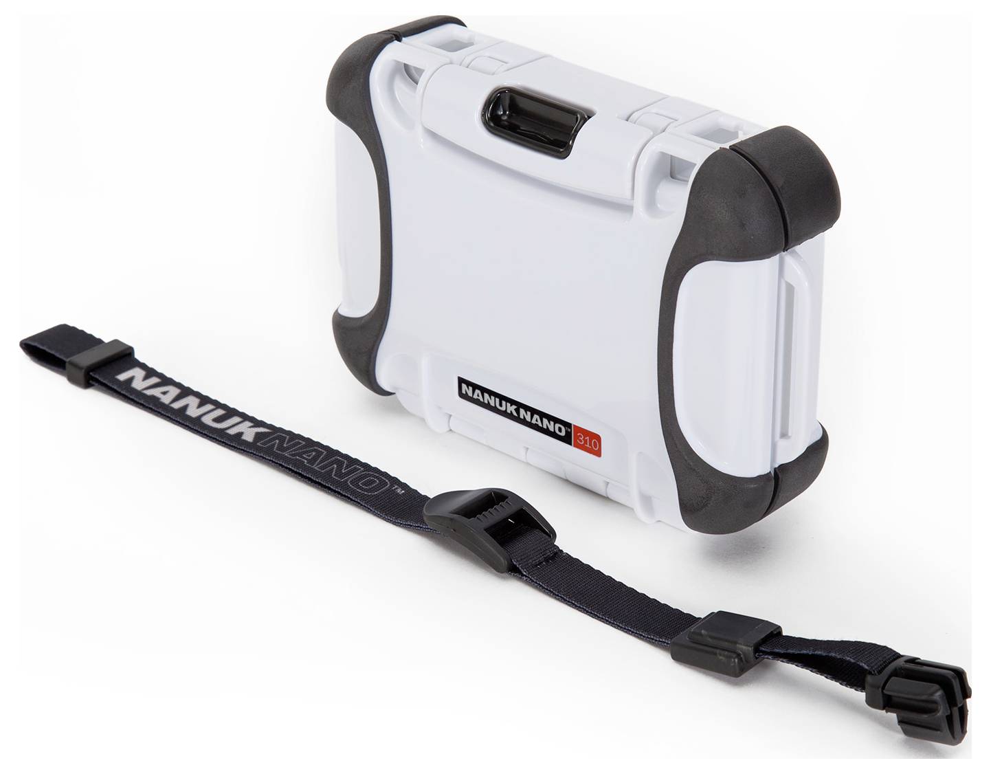 Ein weißer, robust wirkender Koffer mit schwarzen Ecken und einem schwarzen Riemen daneben, der die Aufschrift 'NANUK NANO' trägt.