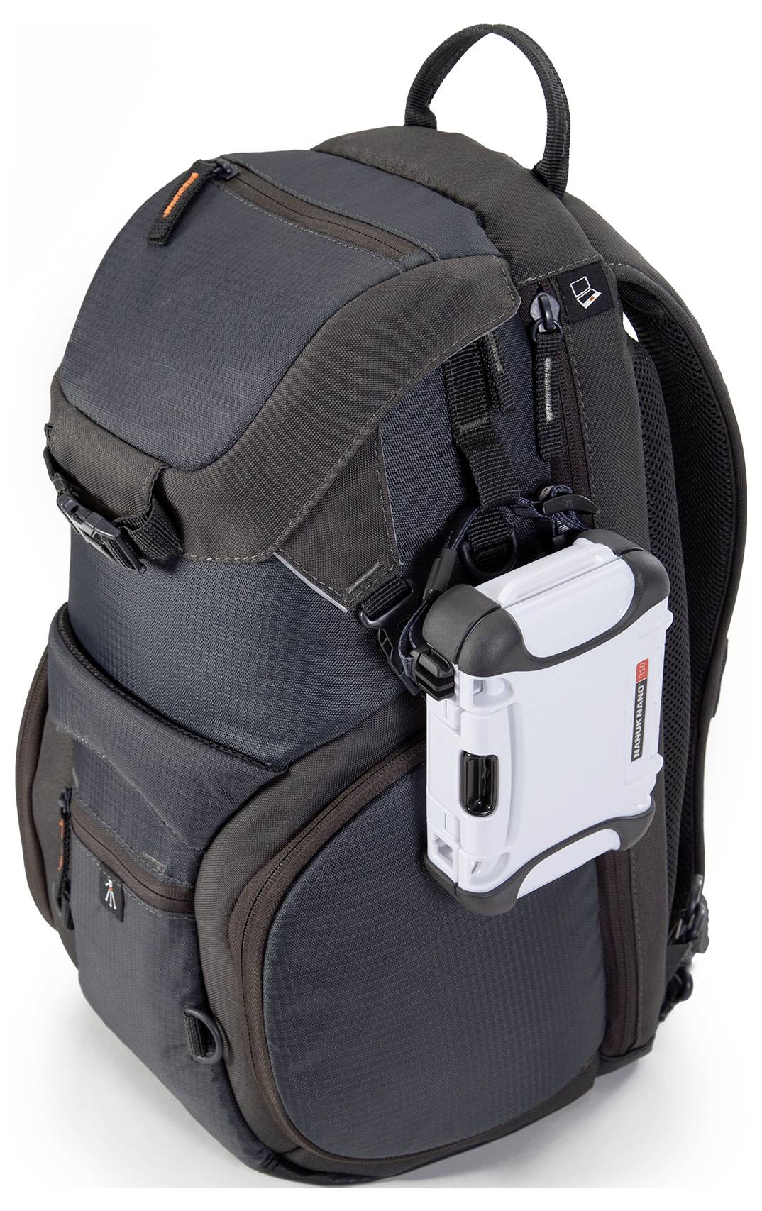 Schwarzer Rucksack mit mehreren Reißverschlüssen und Taschen, an der Seite ist ein weiß-grau Gerät befestigt. Ideal für Outdoor-Aktivitäten.