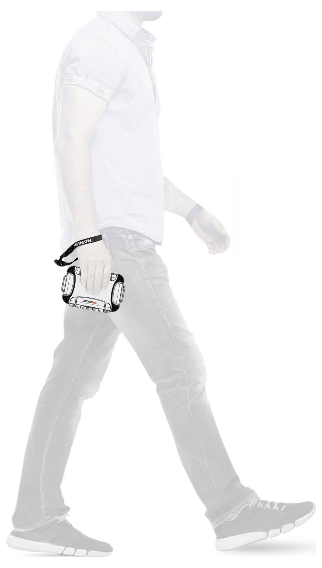 Ein Mann im Gehen, hält eine Kamera in der rechten Hand. Die Kamera hat einen Gurt um das Handgelenk.