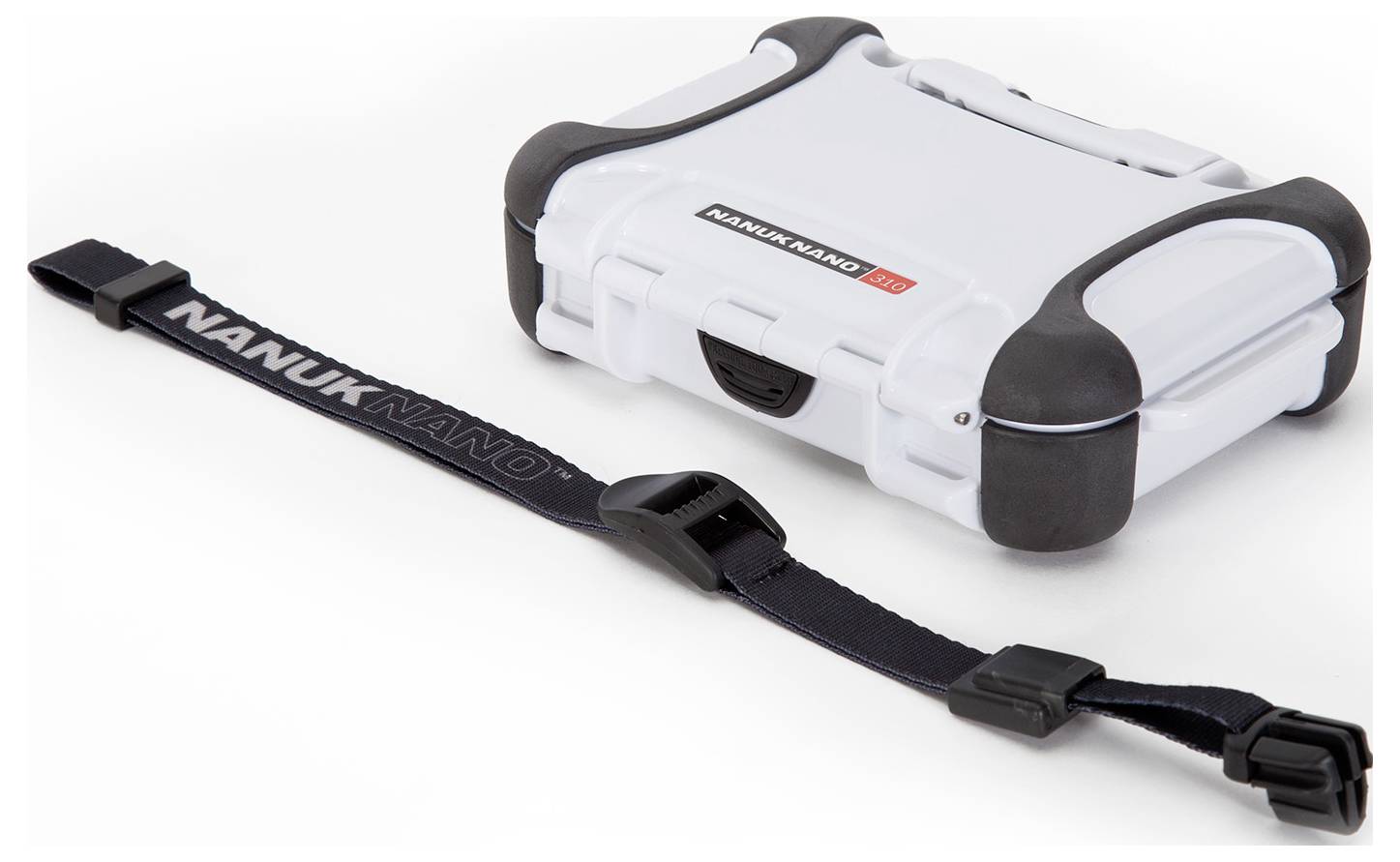 Weiße, kompakte, robuste Schutzhülle mit schwarzen Ecken und einem abnehmbaren schwarzen Tragegurt, mit dem Logo 'NANUK NANO'.