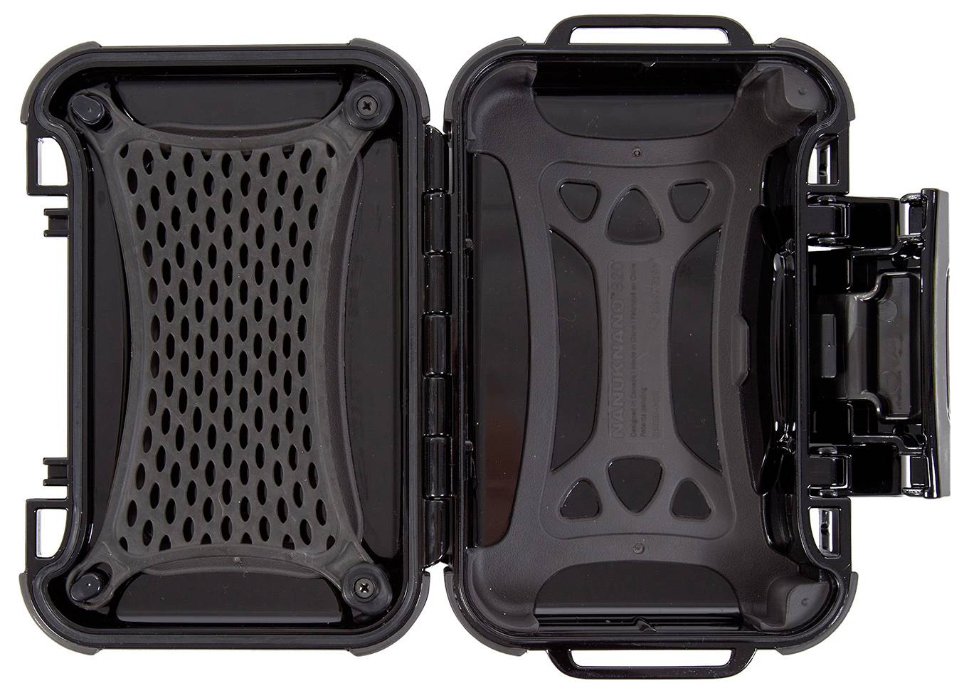 Offene, rechteckige, schwarze Hartschalenbox mit strukturierten Innenseiten, wahrscheinlich zum sicheren Aufbewahren empfindlicher Gegenstände.