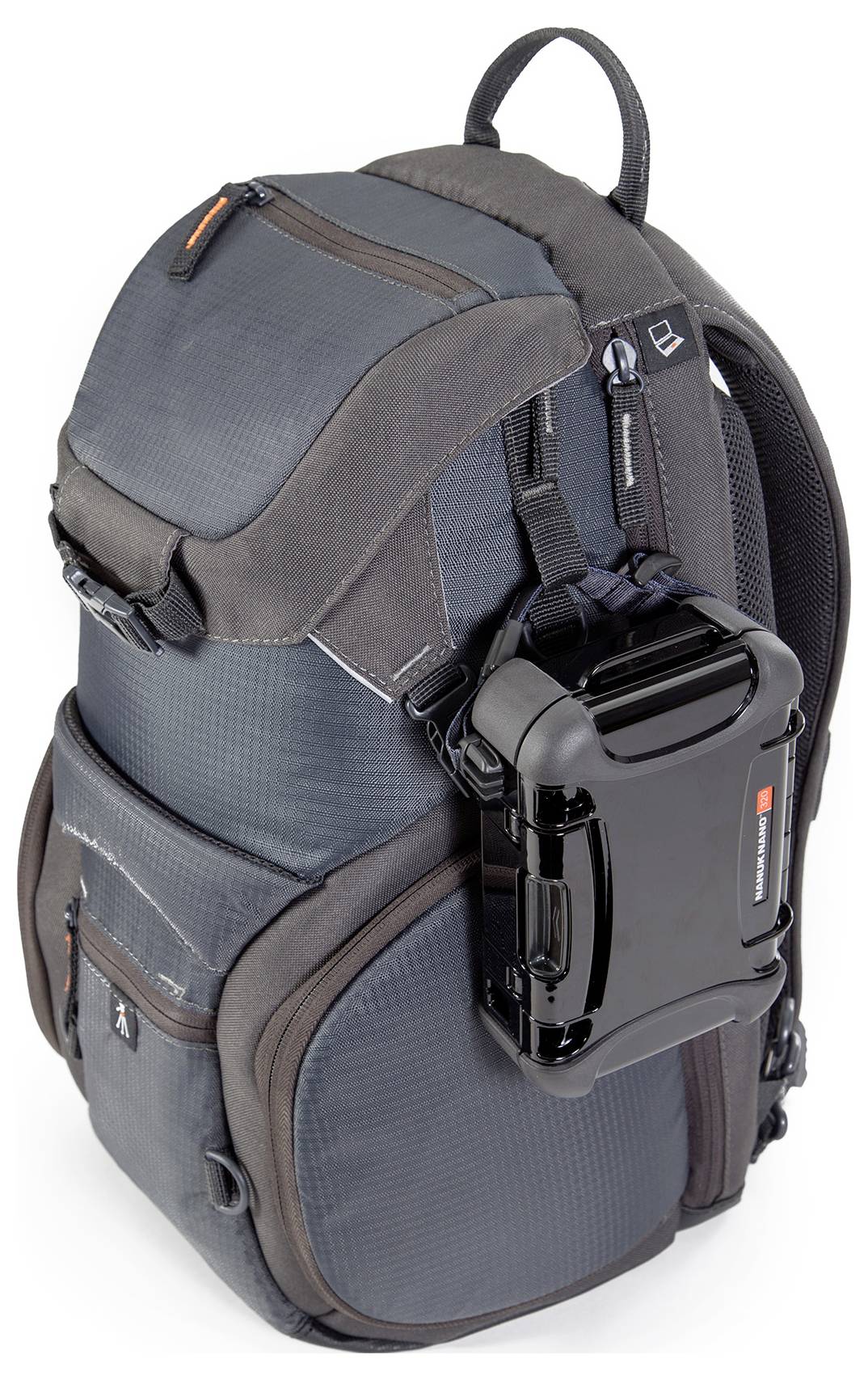 Ein grauer Rucksack mit mehreren Fächern und Reißverschlüssen; an der Seite ist ein schwarzes, fest angebrachtes Etui befestigt.