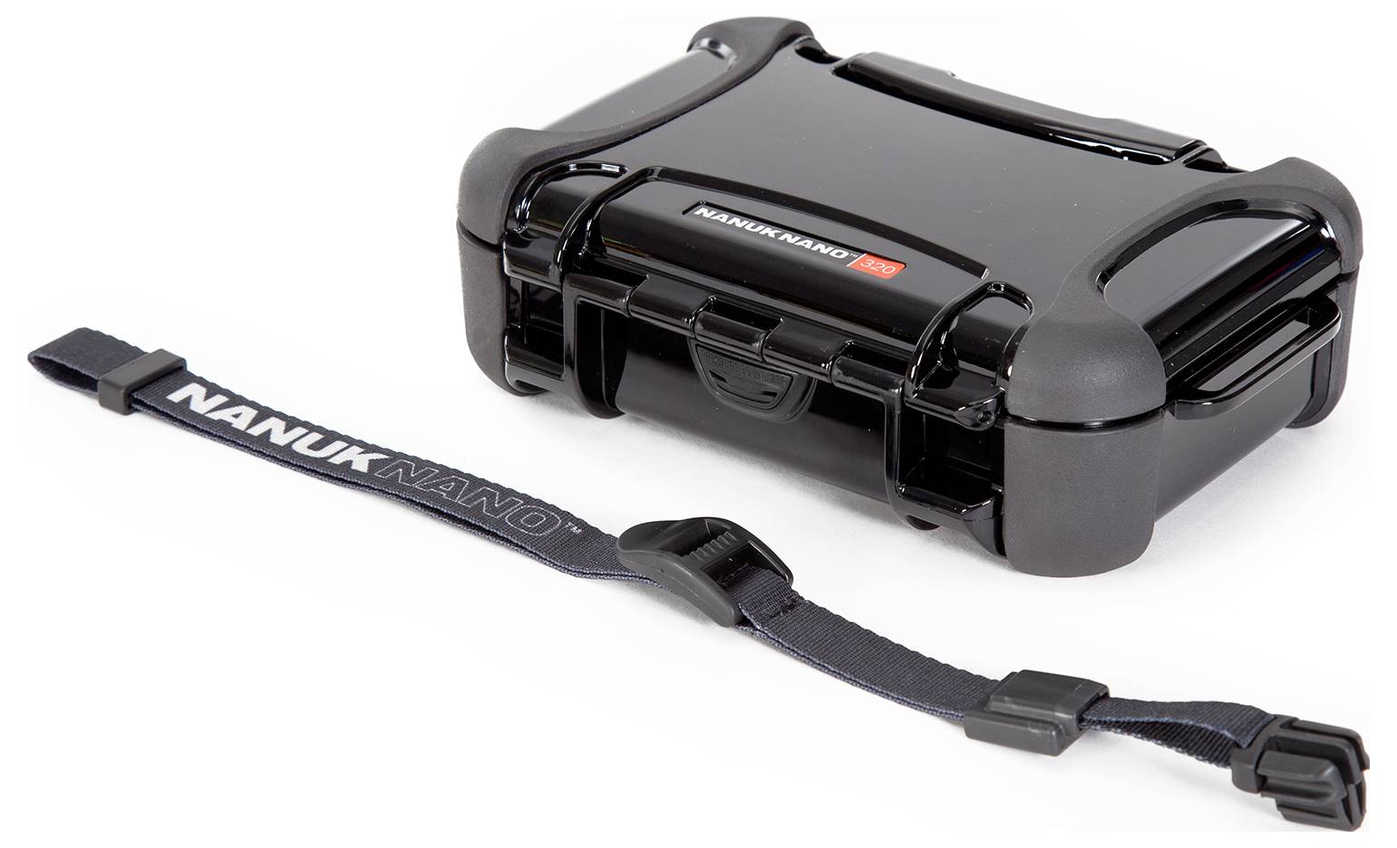 Kleiner, schwarzer Schutzkoffer mit robustem Verschluss. Daneben ein schwarzer Gurt mit der Aufschrift 'NANUK NANO'.