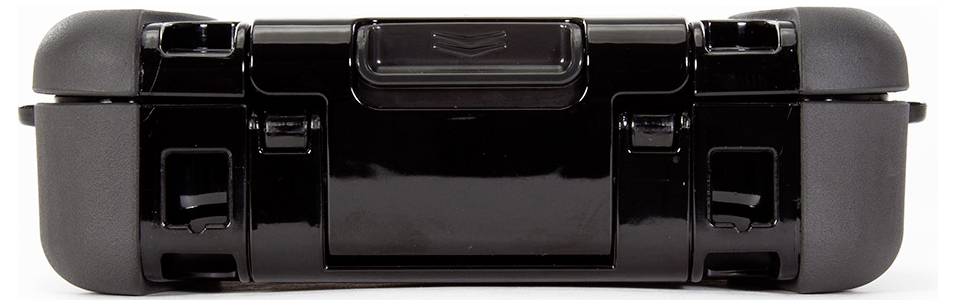 Ein schwarzer, robuster, rechteckiger Koffer mit abgerundeten Ecken und einem zentralen Verschlussmechanismus, geschlossen dargestellt.