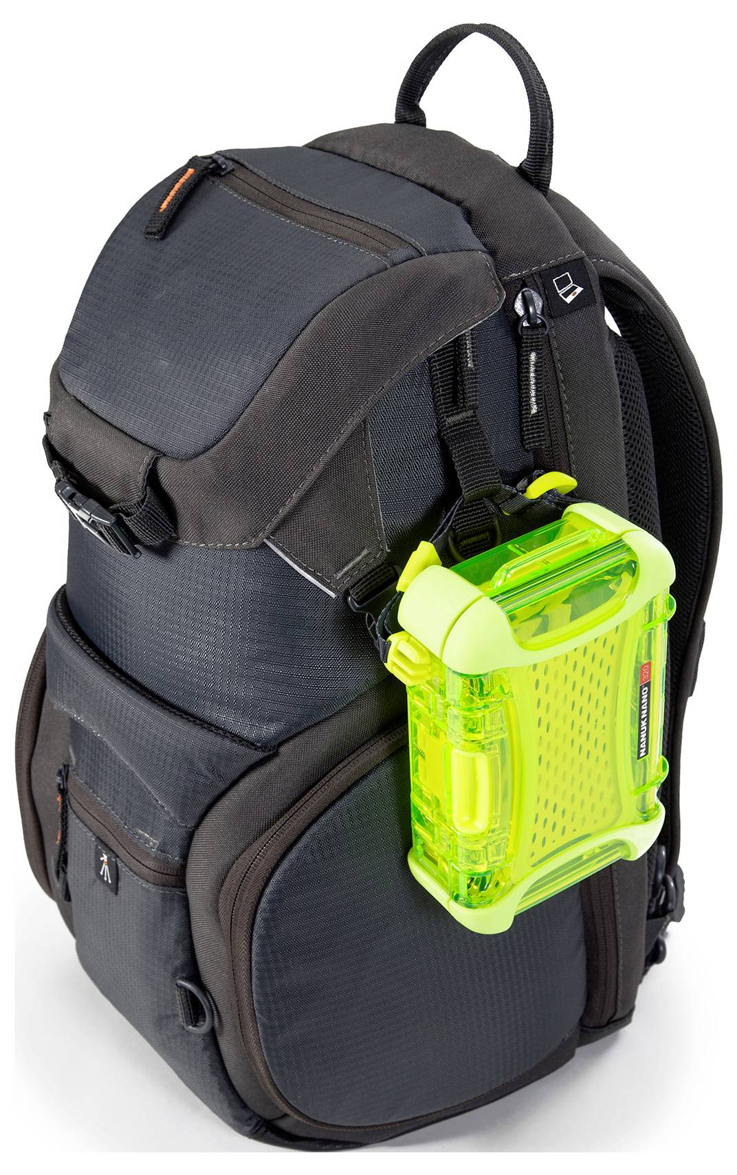 Ein schwarzer Rucksack mit mehreren Fächern. Eine leuchtend gelbe, durchsichtige Hartschalenbox ist seitlich am Rucksack befestigt.