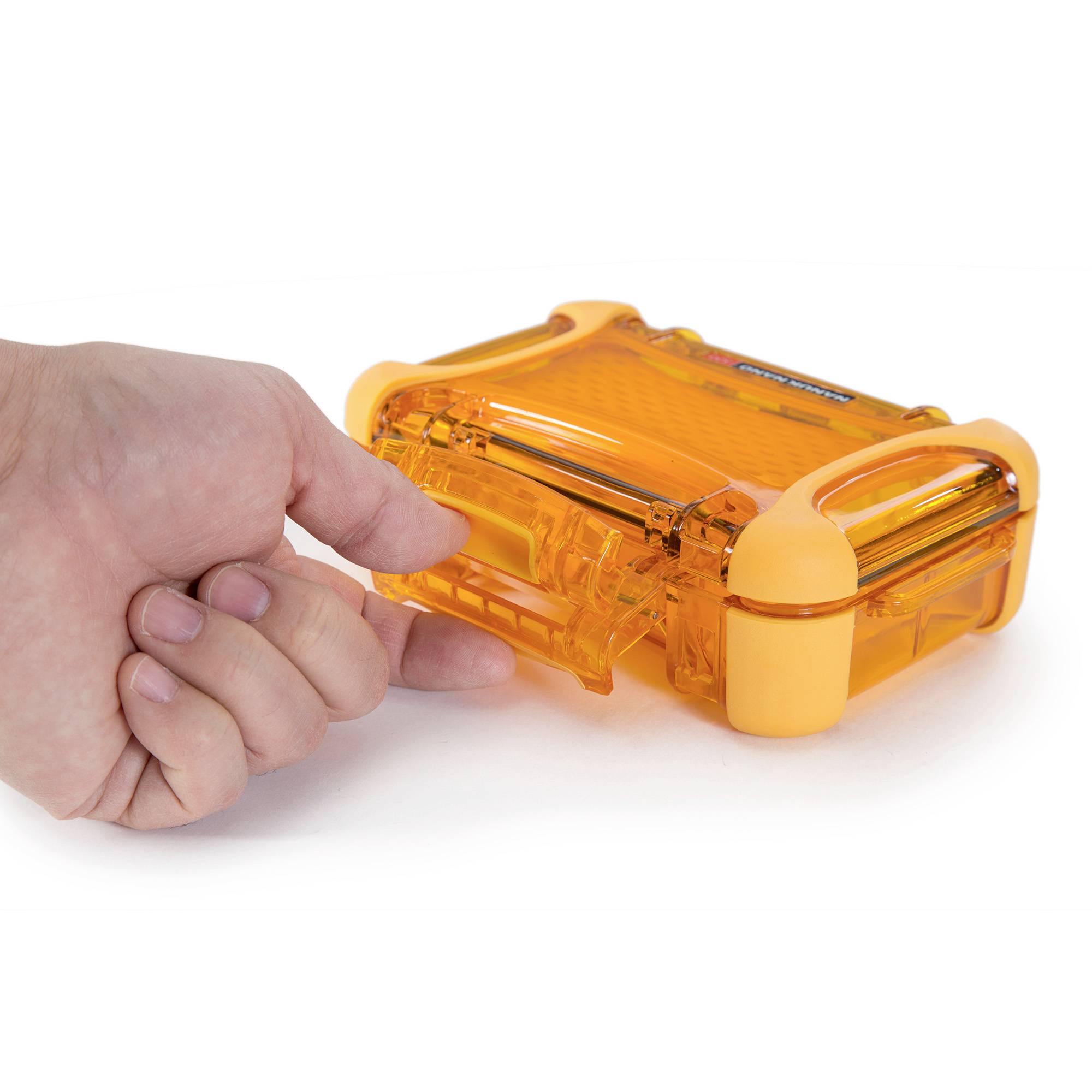 Hand öffnet ein kleines, rechteckiges, transparentes orangefarbenes Gehäuse mit Griffen an beiden Seiten.