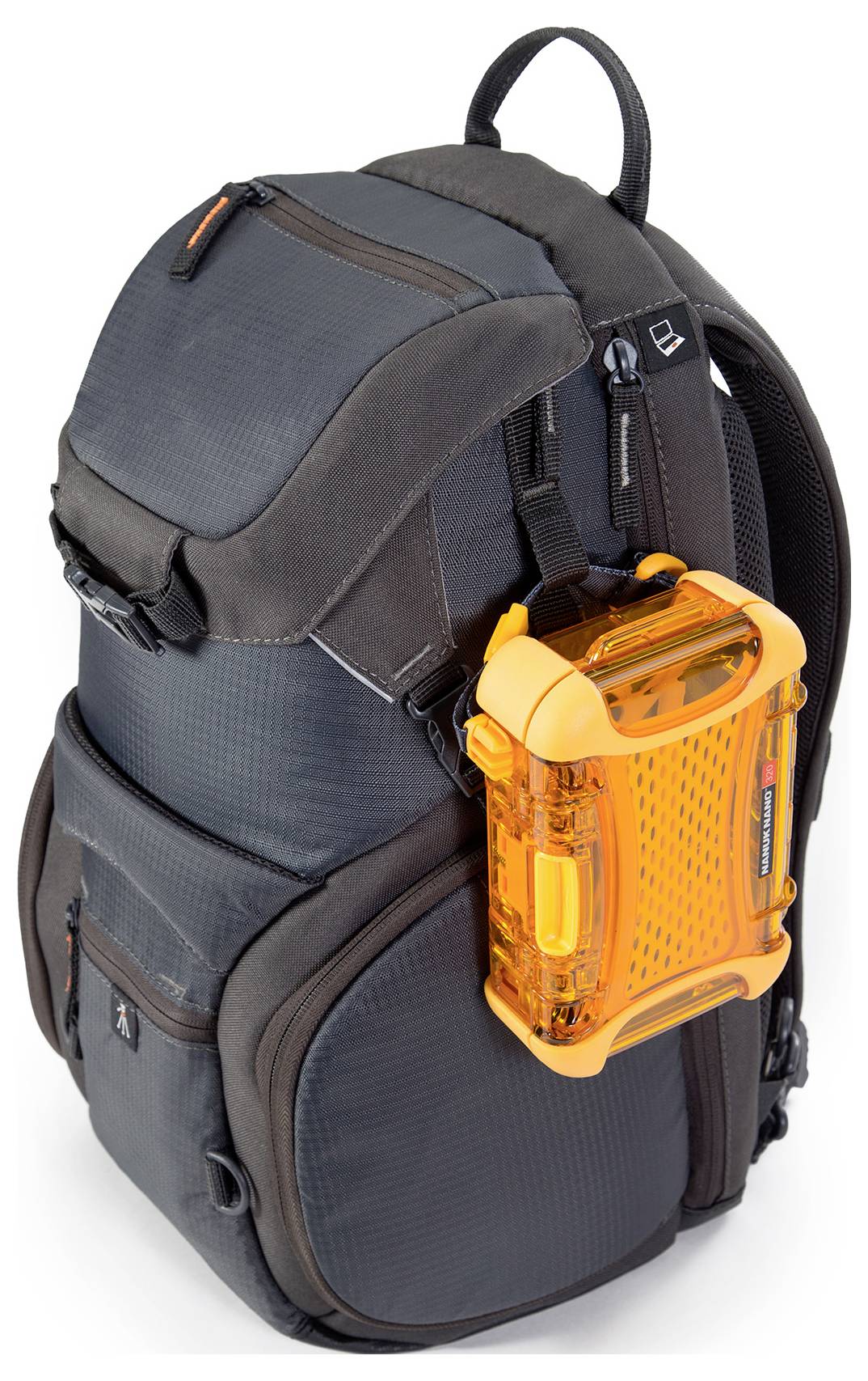 Dunkelgrauer Rucksack mit mehreren Reißverschlüssen und Taschen, an dem ein leuchtend orangefarbenes Hartschalen-Etui befestigt ist.