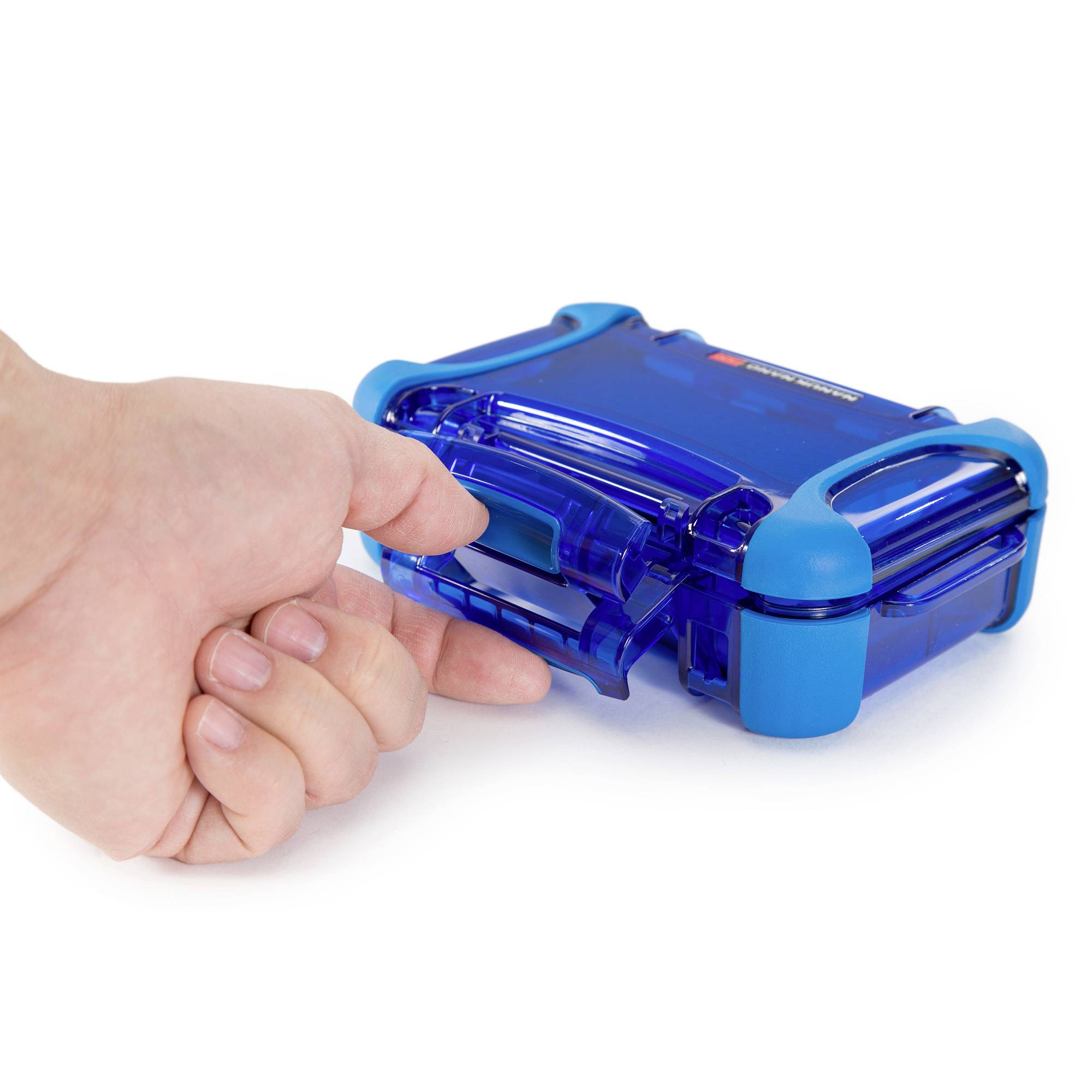 Eine Hand hält eine blaue Plastikbox mit Griff.